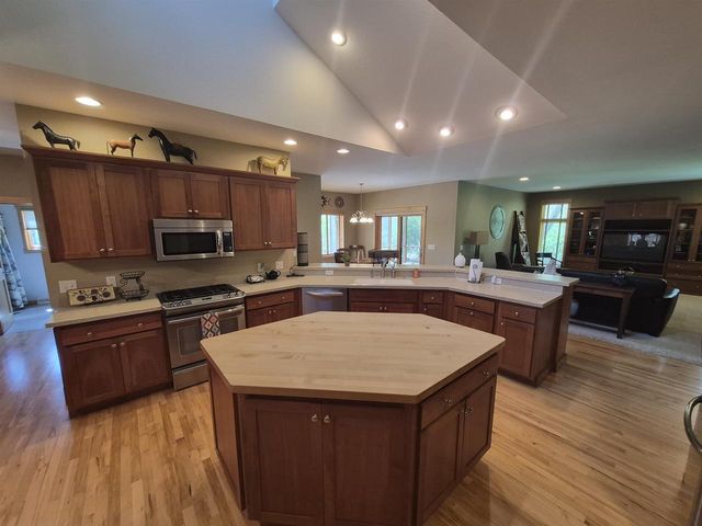 3181 N Crystal Springs Road, Janesville, WI 53545