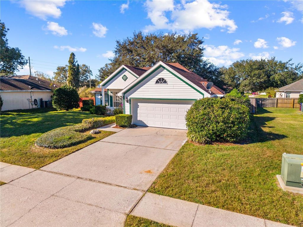 Image 4 of property listing at 1902 ASHLEY OAKS COURT, St Cloud, FL 34771