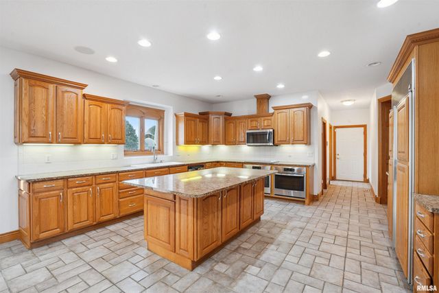 1830 CROMWELL Circle, Davenport, IA 52807