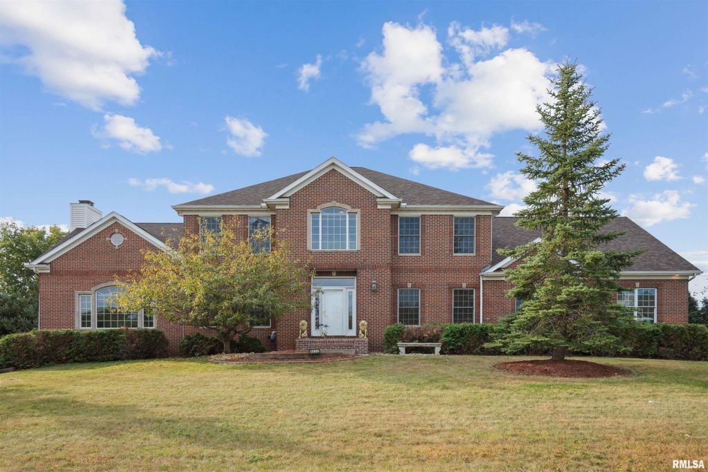 1830 CROMWELL Circle, Davenport, IA 52807