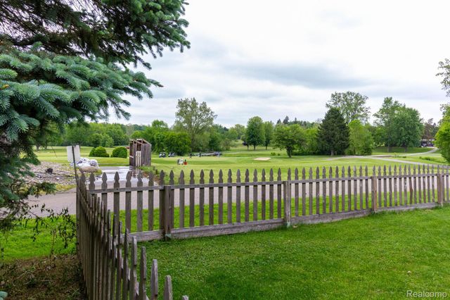 6075 Davison Road, Burton, MI 48509