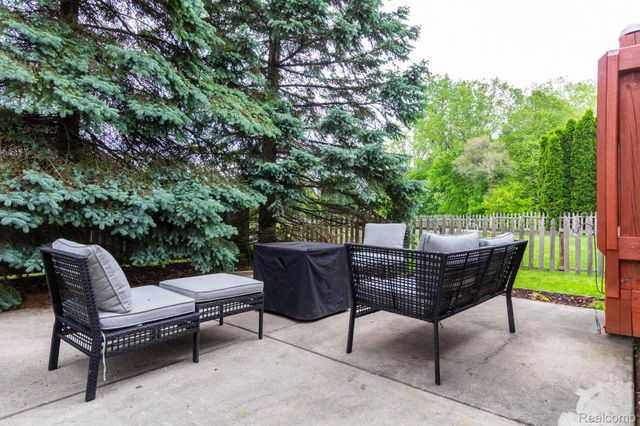 6075 Davison Road, Burton, MI 48509