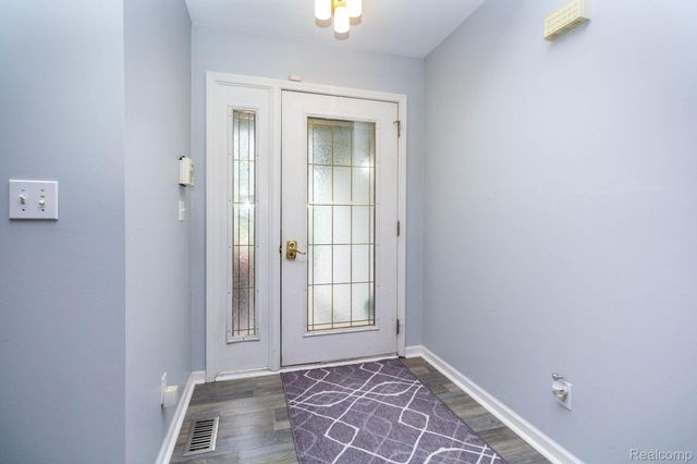 6075 Davison Road, Burton, MI 48509