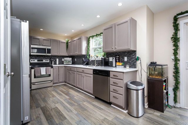 6075 Davison Road, Burton, MI 48509