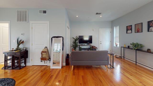 309R Sumner 2L, Boston, MA 02128