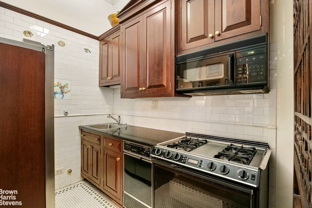 6 E 76th St Apt 1R, New York City, NY 10021