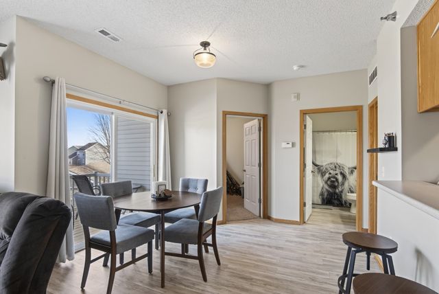 907 7th Avenue SE 16, Altoona, IA 50009