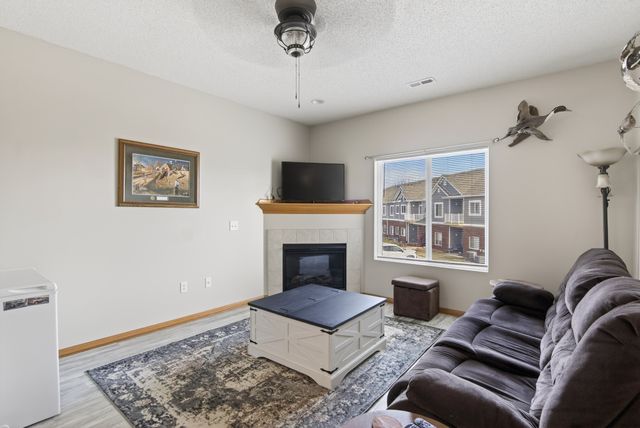 907 7th Avenue SE 16, Altoona, IA 50009