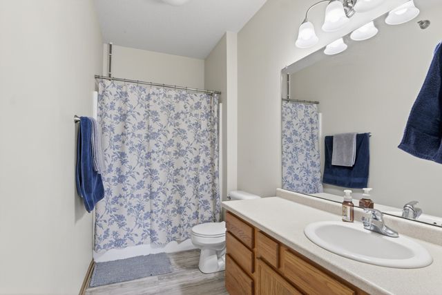 907 7th Avenue SE 16, Altoona, IA 50009