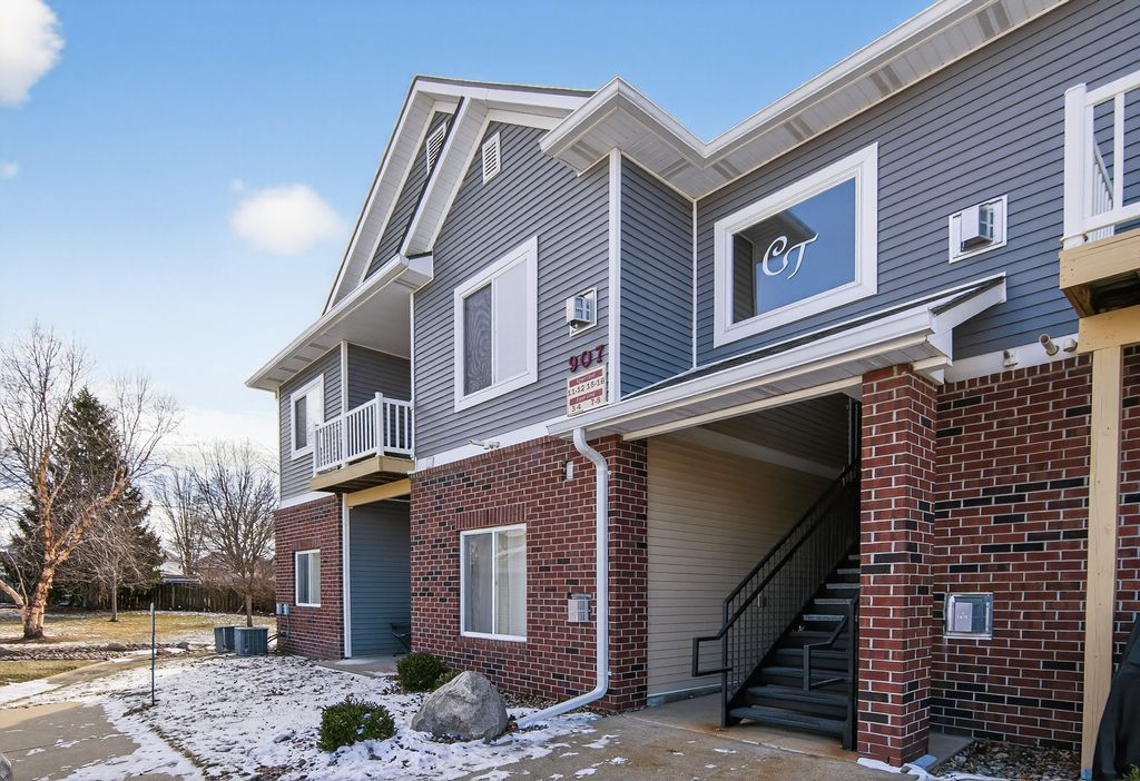 907 7th Avenue SE 16, Altoona, IA 50009