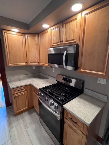 8 Harding St B, Grafton, MA 01560