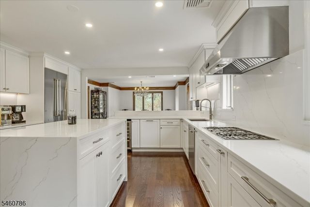 3 Manrodt Ct, Kinnelon Boro, NJ 07405