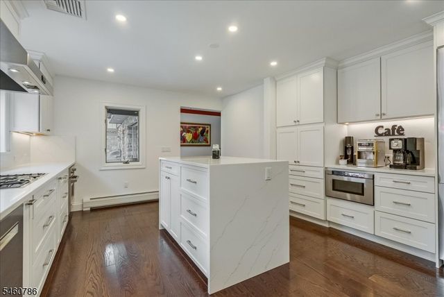 3 Manrodt Ct, Kinnelon Boro, NJ 07405