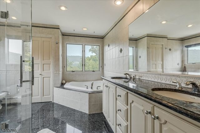 3 Manrodt Ct, Kinnelon Boro, NJ 07405