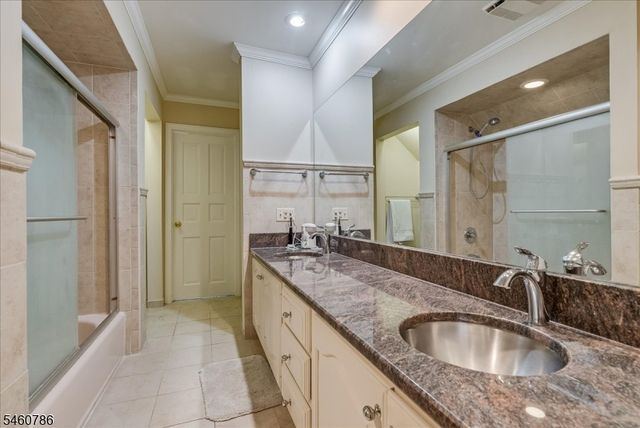 3 Manrodt Ct, Kinnelon Boro, NJ 07405
