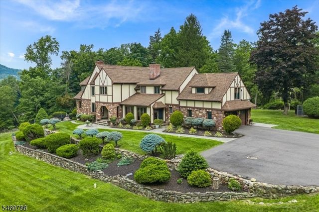 3 Manrodt Ct, Kinnelon Boro, NJ 07405