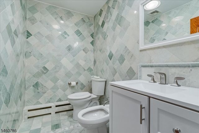 3 Manrodt Ct, Kinnelon Boro, NJ 07405