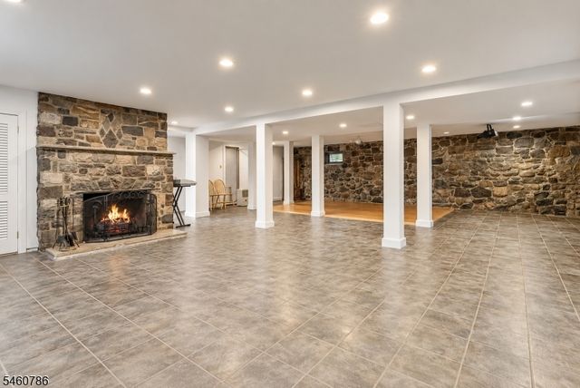 3 Manrodt Ct, Kinnelon Boro, NJ 07405