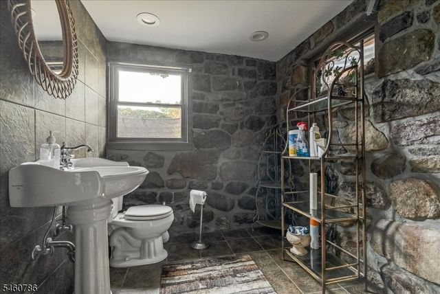 3 Manrodt Ct, Kinnelon Boro, NJ 07405