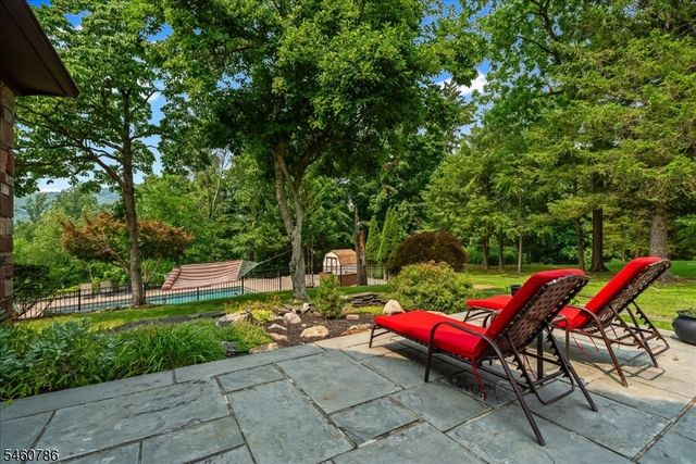 3 Manrodt Ct, Kinnelon Boro, NJ 07405