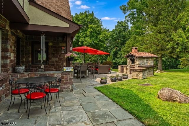 3 Manrodt Ct, Kinnelon Boro, NJ 07405