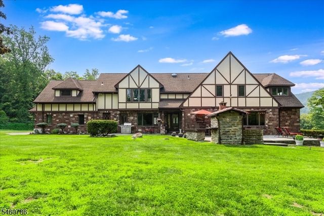 3 Manrodt Ct, Kinnelon Boro, NJ 07405