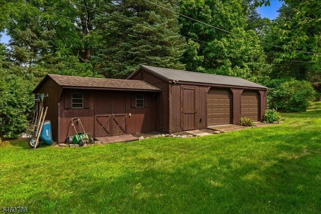 3 Manrodt Ct, Kinnelon Boro, NJ 07405