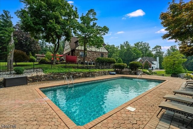 3 Manrodt Ct, Kinnelon Boro, NJ 07405