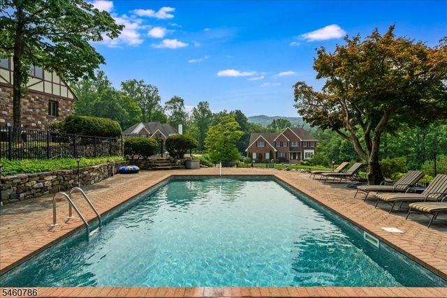 3 Manrodt Ct, Kinnelon Boro, NJ 07405