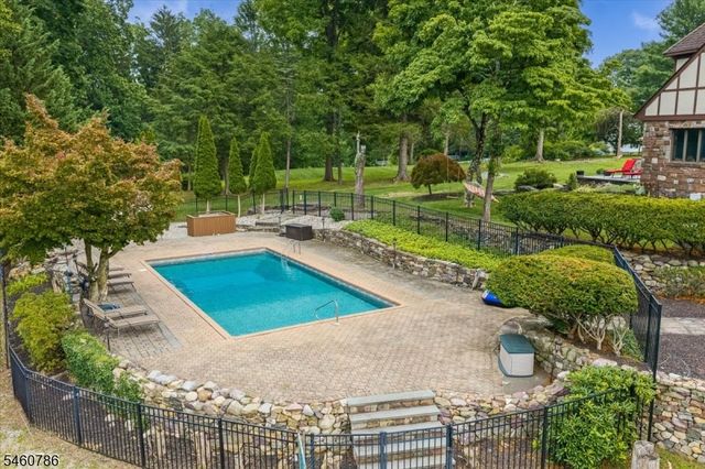 3 Manrodt Ct, Kinnelon Boro, NJ 07405