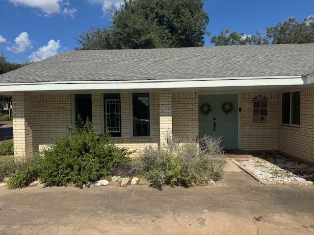 2302 Meadow LN, Taylor, TX 76574