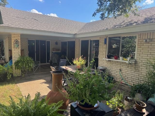 2302 Meadow LN, Taylor, TX 76574