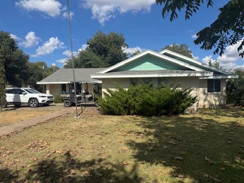 2302 Meadow LN, Taylor, TX 76574