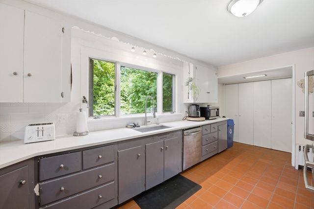 15 Haviland St, Worcester, MA 01602