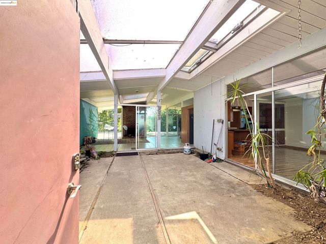5667 Greenridge Rd, Castro Valley, CA 94552