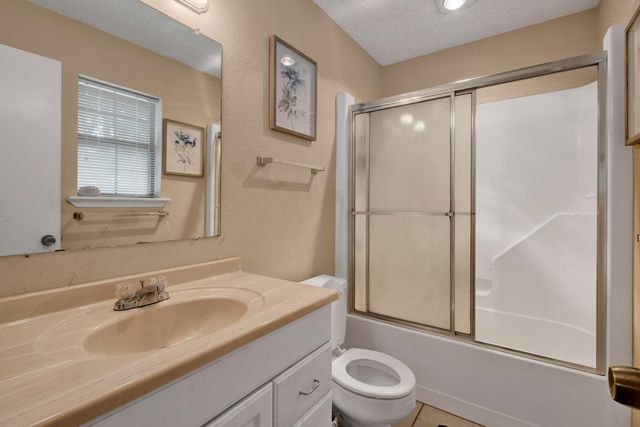 909 Victoria Dr, Longview, TX 75604