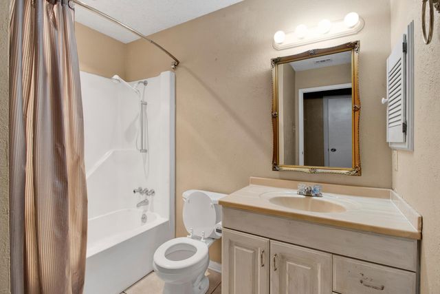 909 Victoria Dr, Longview, TX 75604