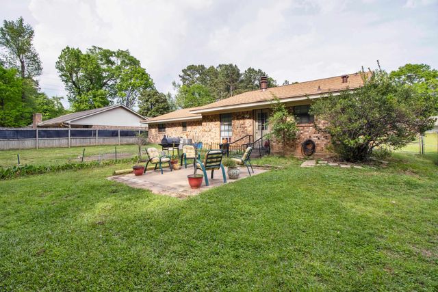 909 Victoria Dr, Longview, TX 75604