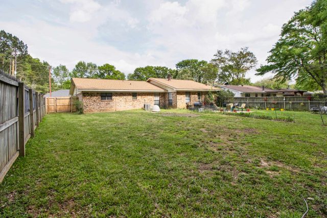 909 Victoria Dr, Longview, TX 75604