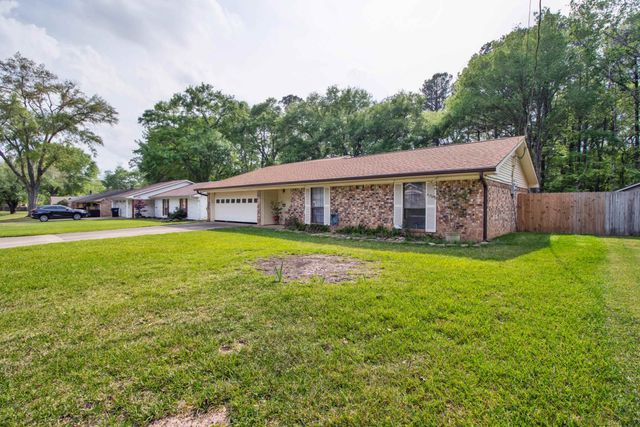 909 Victoria Dr, Longview, TX 75604