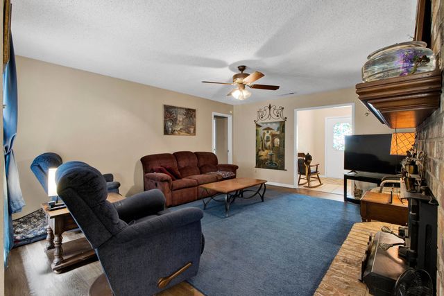 909 Victoria Dr, Longview, TX 75604