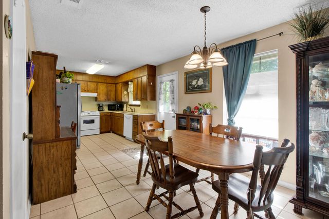 909 Victoria Dr, Longview, TX 75604