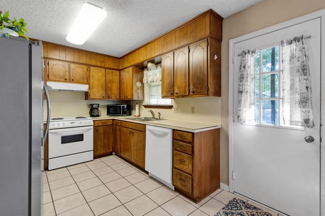 909 Victoria Dr, Longview, TX 75604