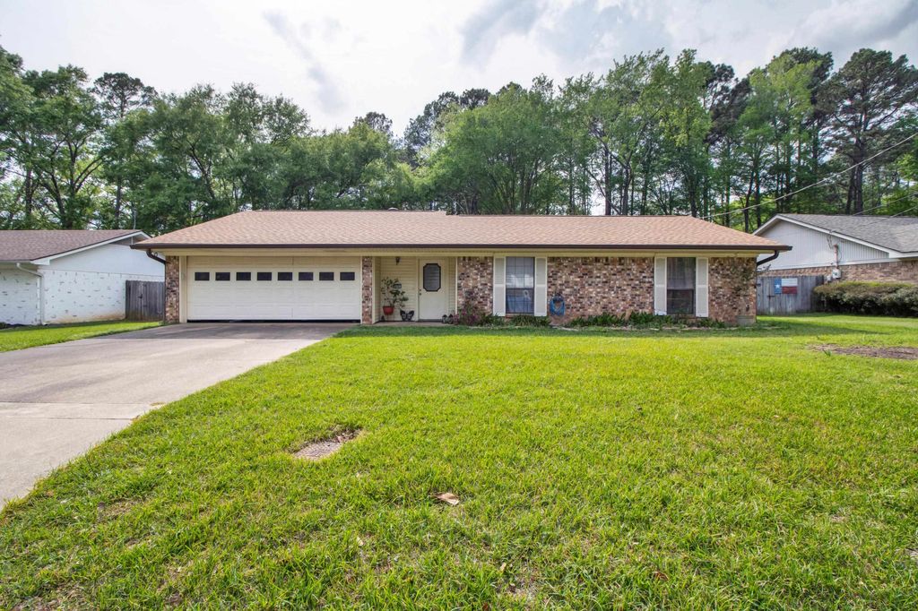 909 Victoria Dr, Longview, TX 75604