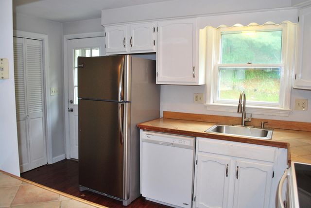 21 Blossom Lane, Merrimack, NH 03054