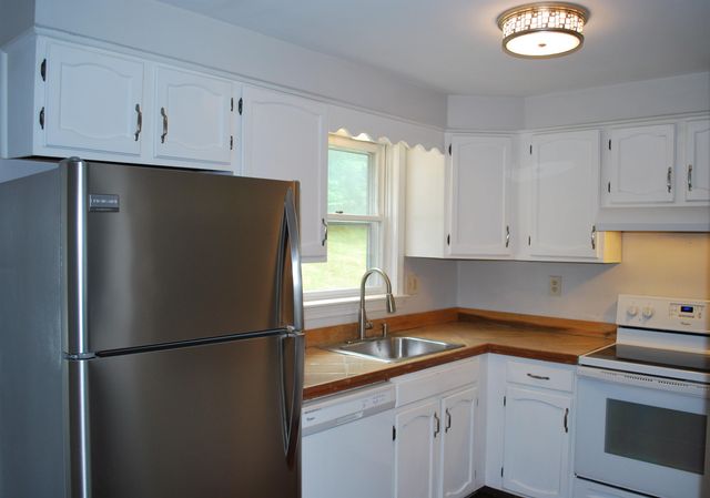21 Blossom Lane, Merrimack, NH 03054