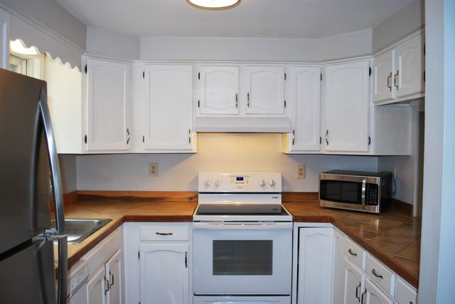 21 Blossom Lane, Merrimack, NH 03054