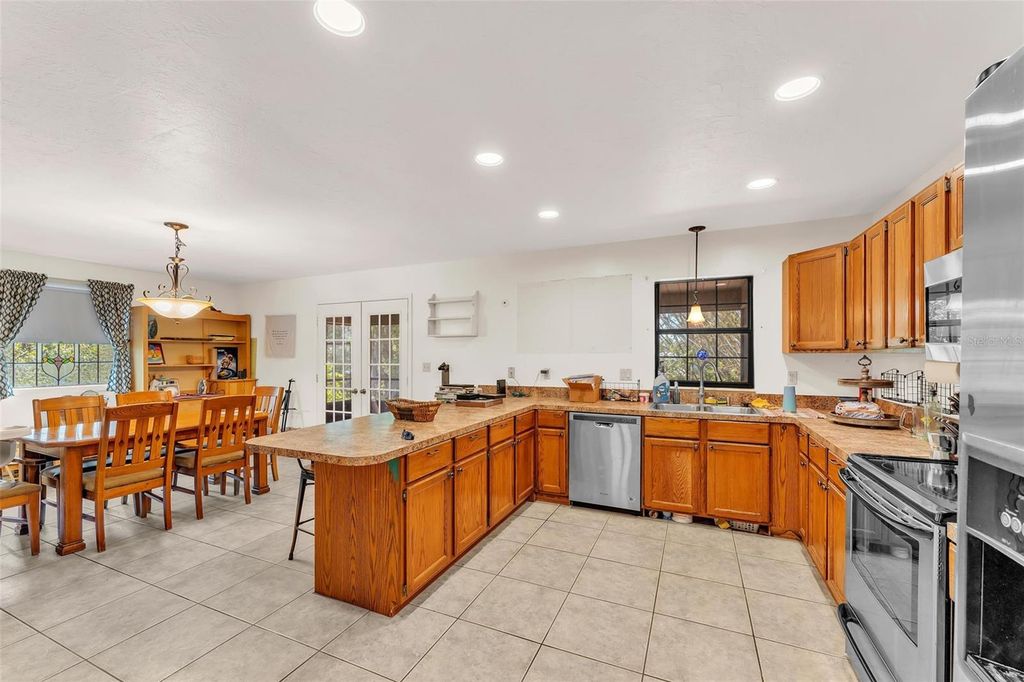 Image 15 of property listing at 5324 LAFAYETTE AVENUE, Sebring, FL 33875