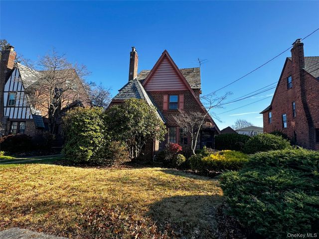 192 Brixton Road S, Garden City, NY 11530