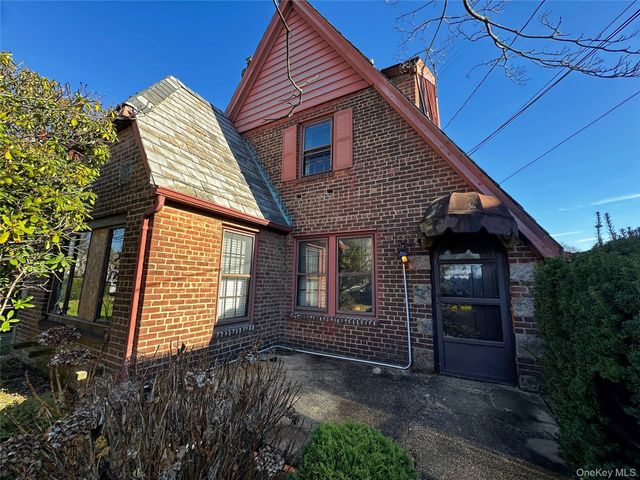 192 Brixton Road S, Garden City, NY 11530